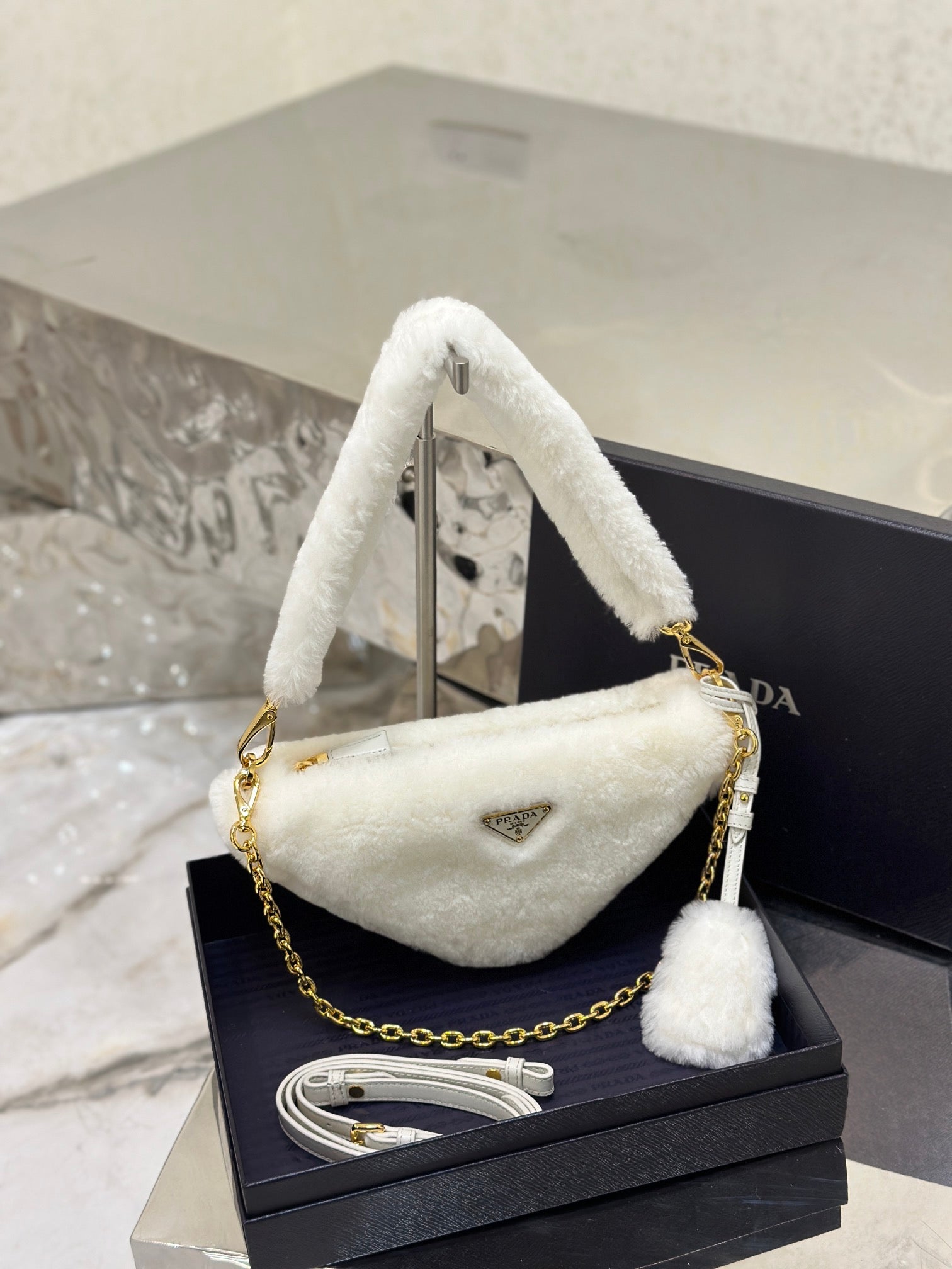 ＰＲＤＡ 2018 MINI SHEARLING TRIANGLE SATCHEL WHITE