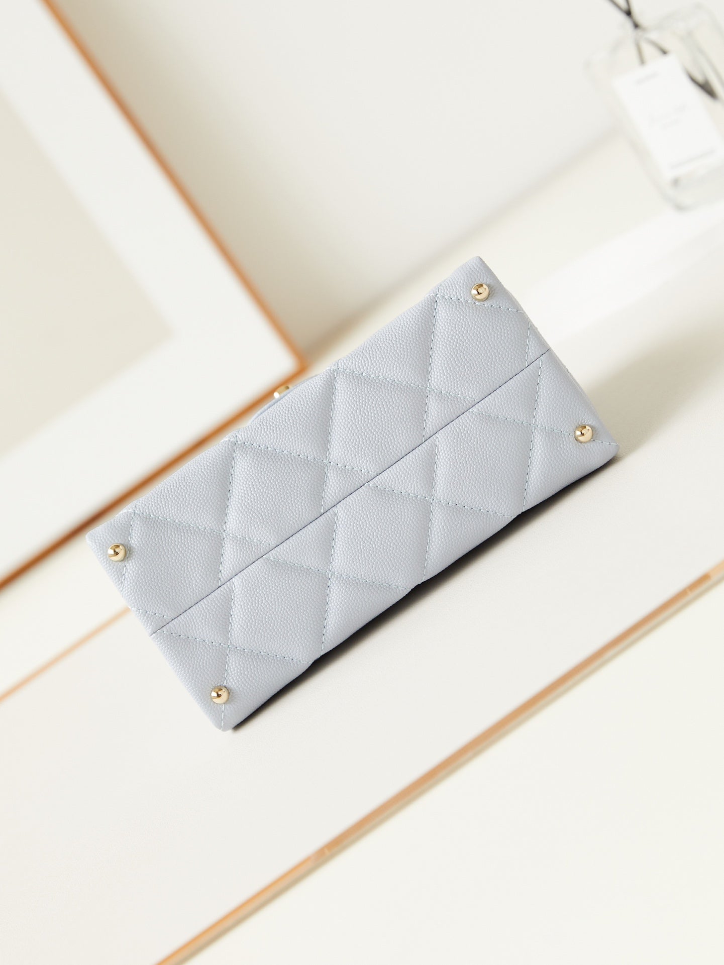 ＣＨＮＥＬFLAP BAG WITH A TOP HANDLE ASH GRAY