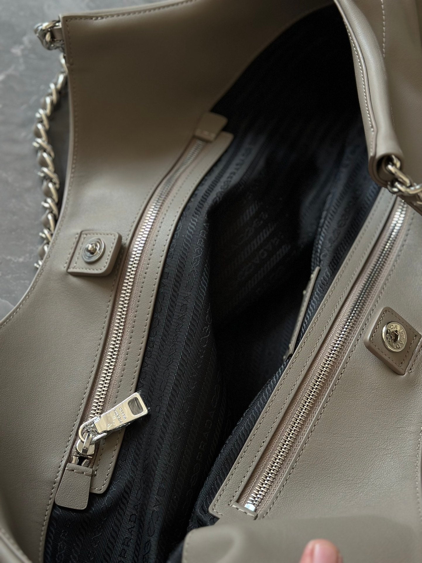 ＰＲＤＡ SOFT CALFSKIN BLACK CHAIN TOTE BAG