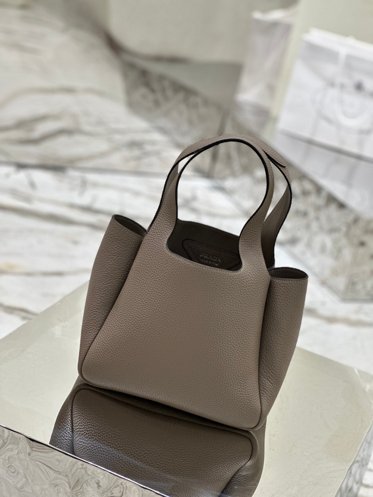 ＰＲＤＡ LEATHER TOTE BAG CLAY GRAY