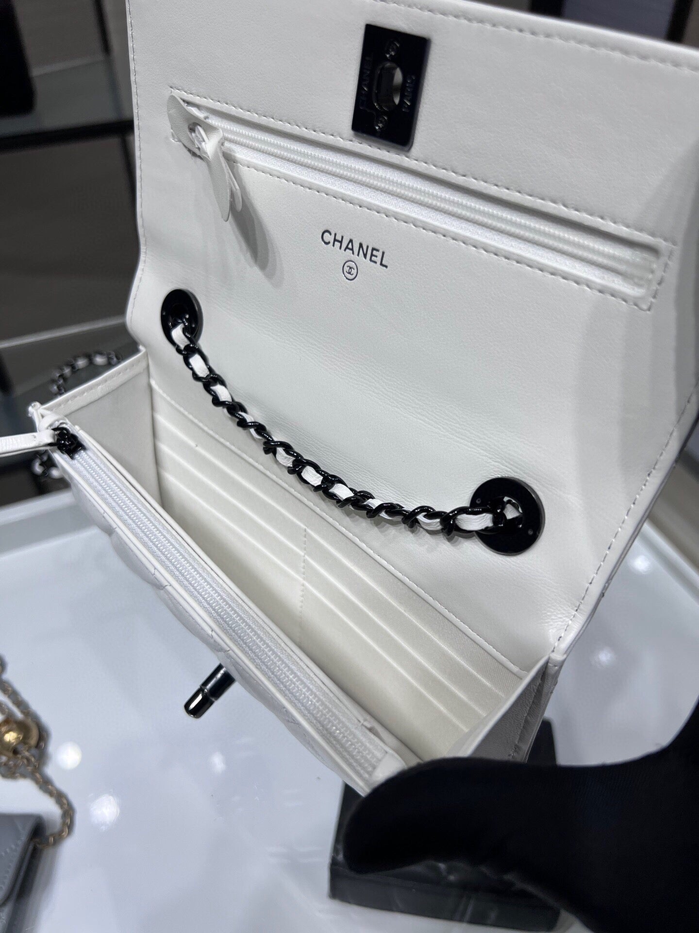 ＣＨＮＥＬ WALLET ON CHAIN WHITE