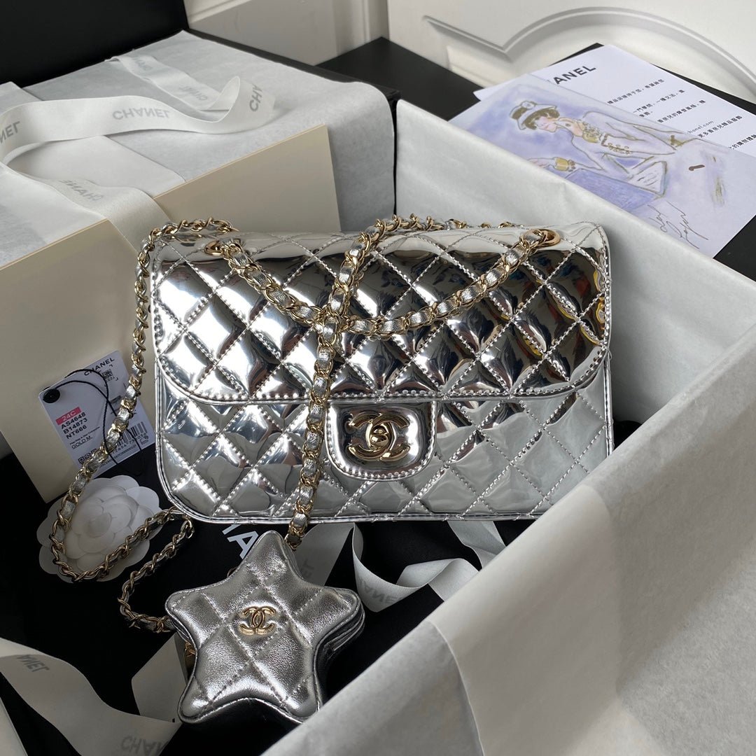 ＣＨＮＥＬCLASSIC FLAP BAG IN SILVER METALLIC QUILTED LEATHER