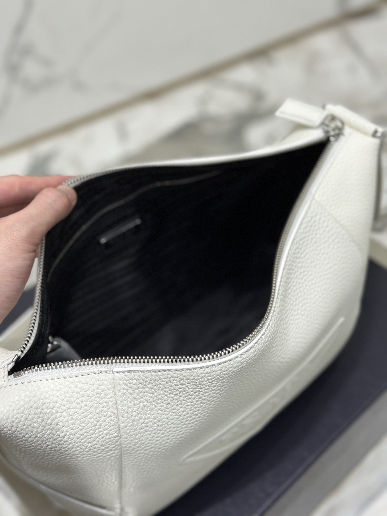 ＰＲＤＡ WHITE LEATHER SHOULDER BAG