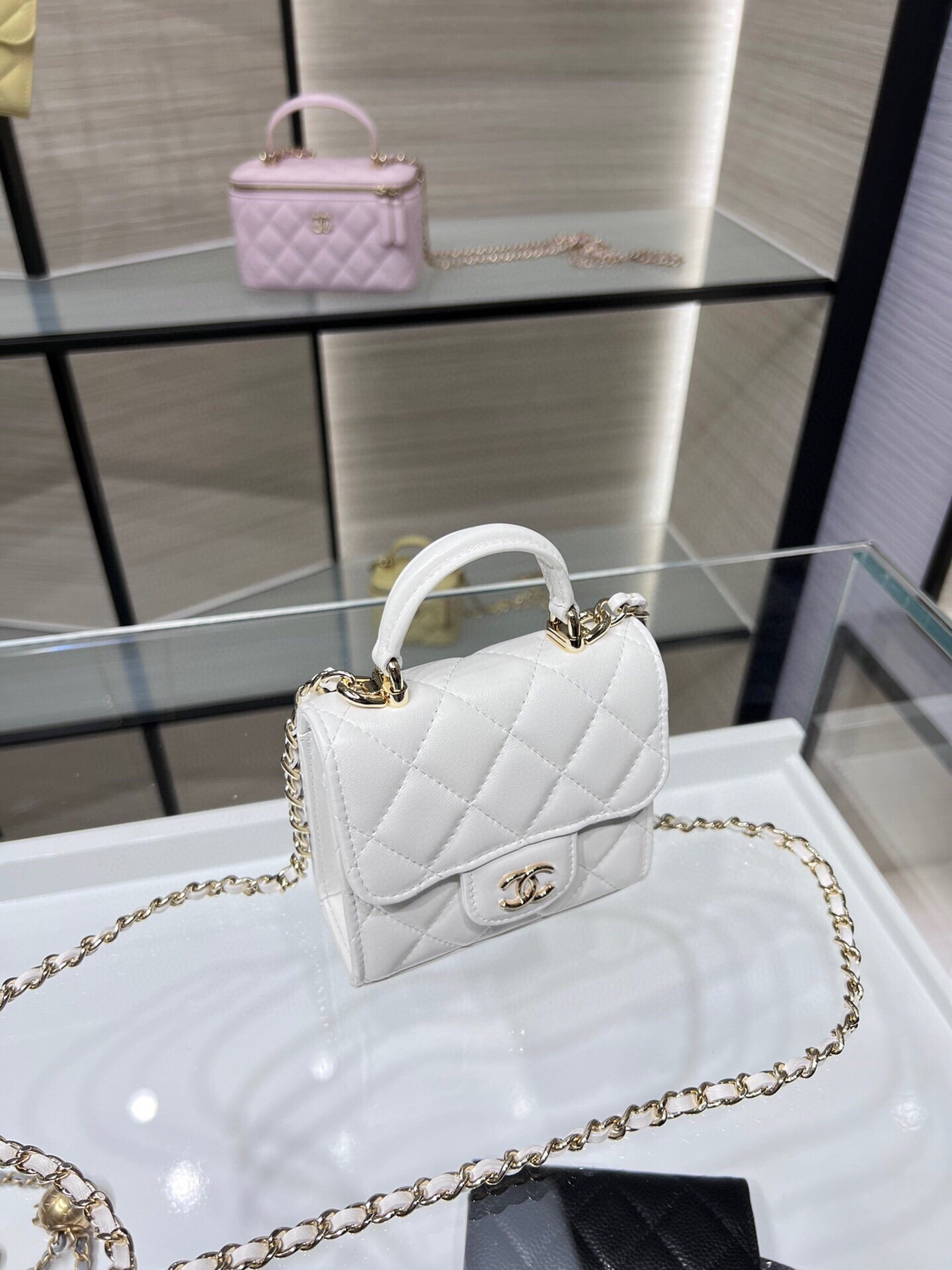 ＣＨＮＥＬMINI MATELASSÉ CLUTCH WITH CHAIN WHITE