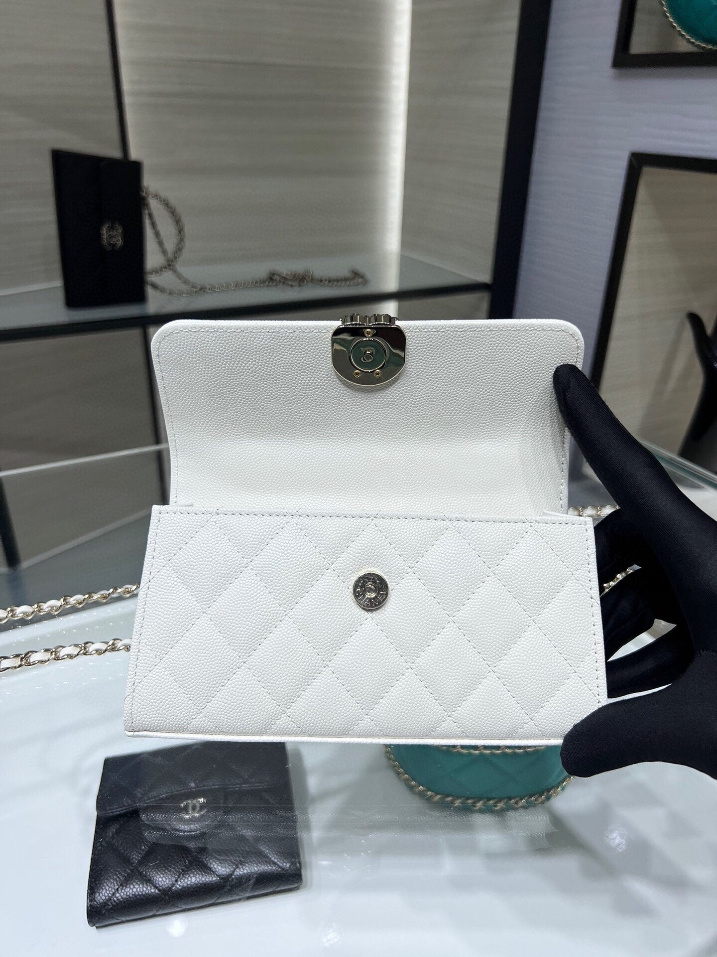 ＣＨＮＥＬPHONE HOLDER WITH CHAIN WHITE