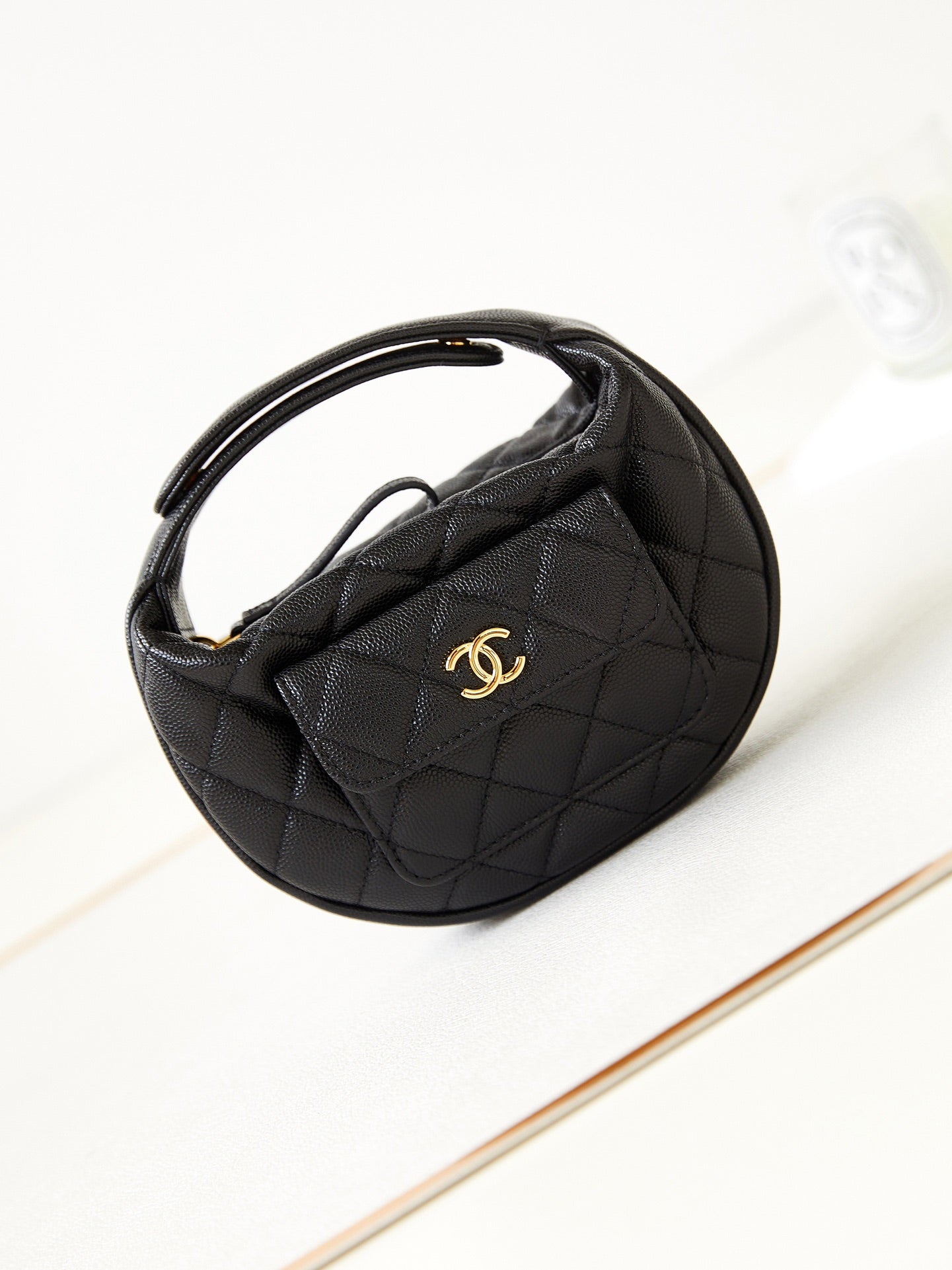 ＣＨＮＥＬCAVIAR LEATHER MINI ROUND HOBO BLACK