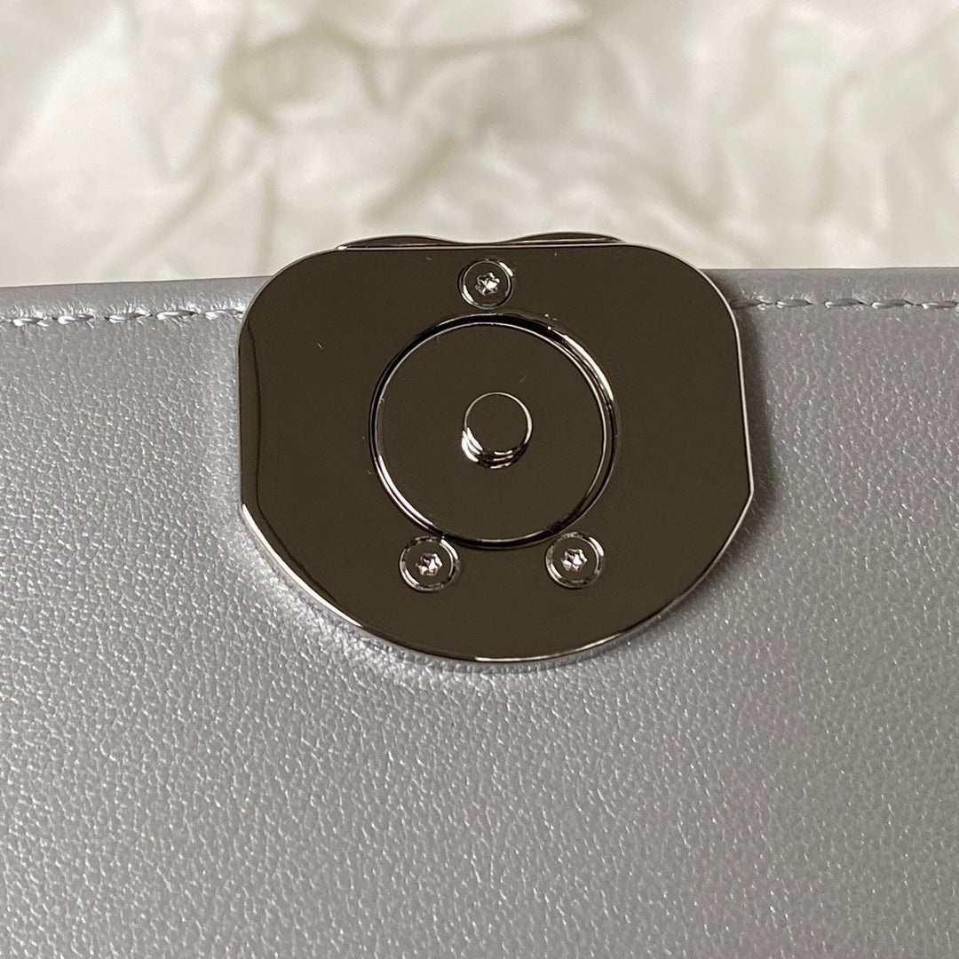 ＣＨＮＥＬCLUTCH WITH CHAIN SILVER METAL