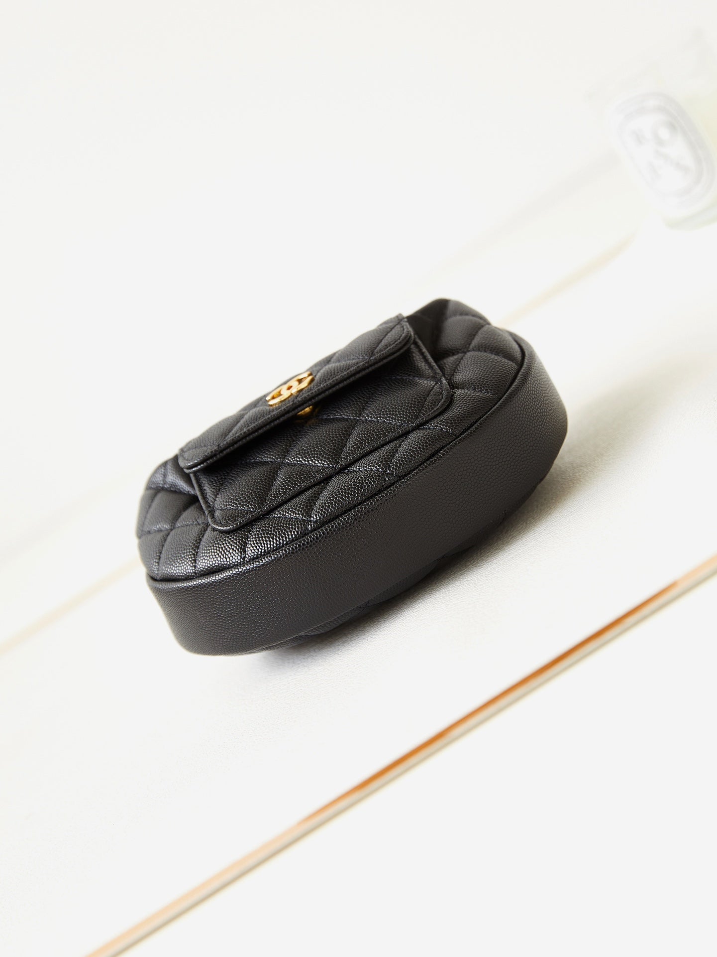 ＣＨＮＥＬCAVIAR LEATHER MINI ROUND HOBO BLACK