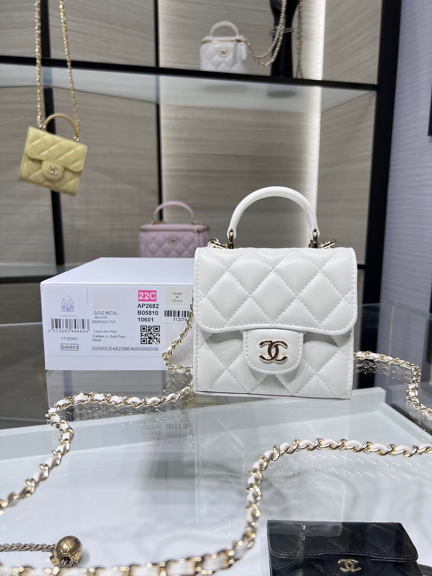 ＣＨＮＥＬMINI MATELASSÉ CLUTCH WITH CHAIN WHITE