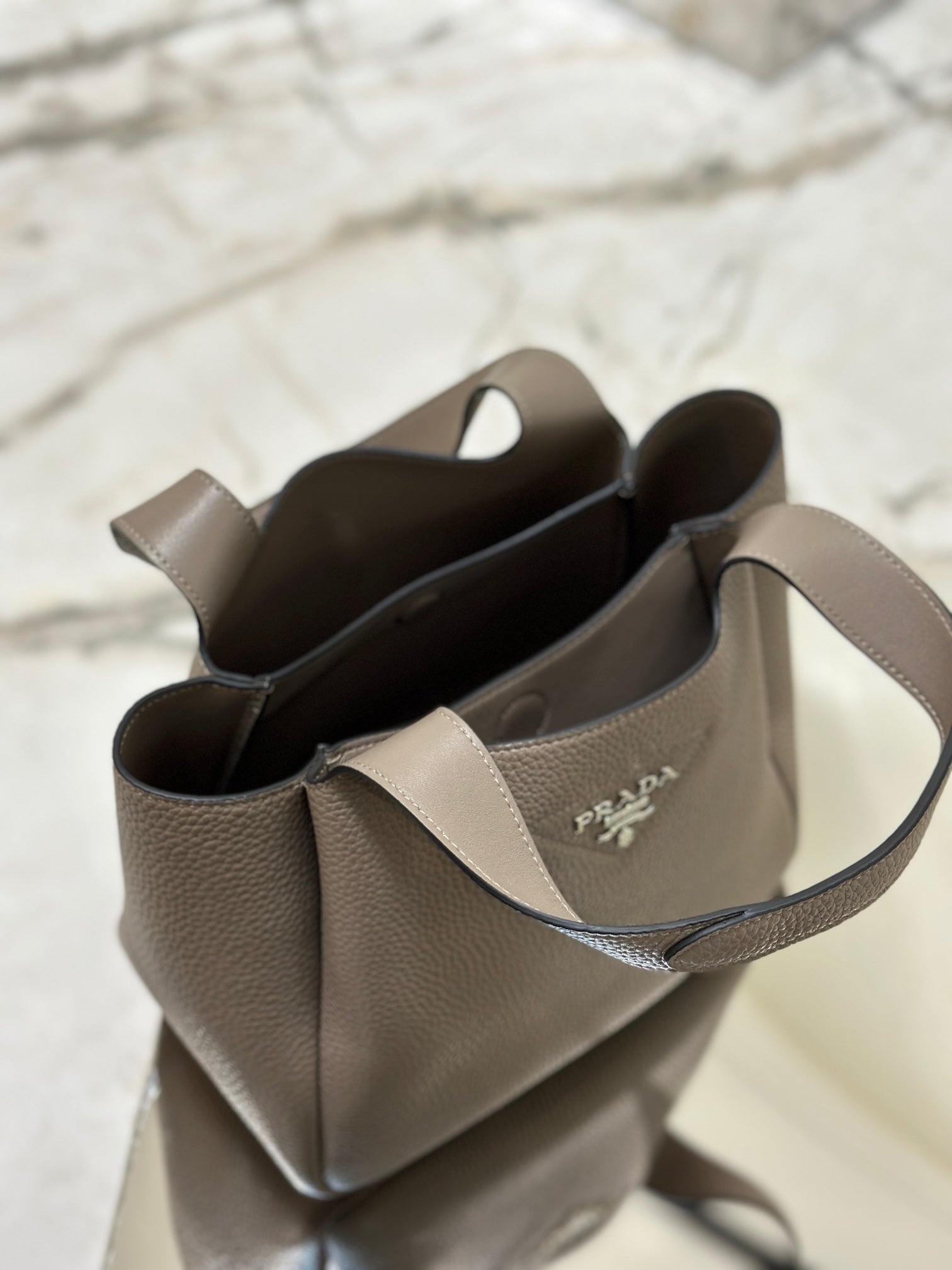 ＰＲＤＡ LEATHER TOTE BAG CLAY GRAY
