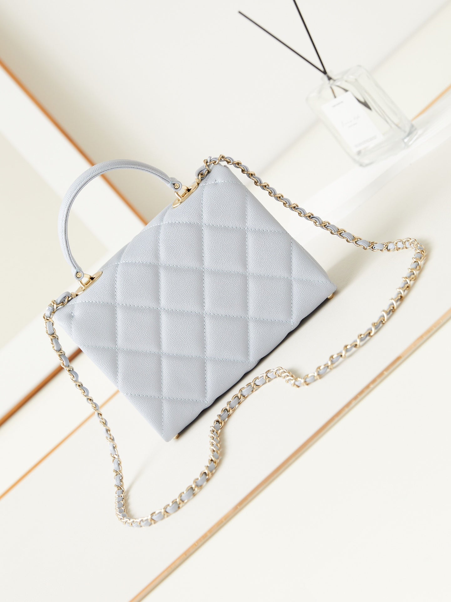 ＣＨＮＥＬFLAP BAG WITH A TOP HANDLE ASH GRAY