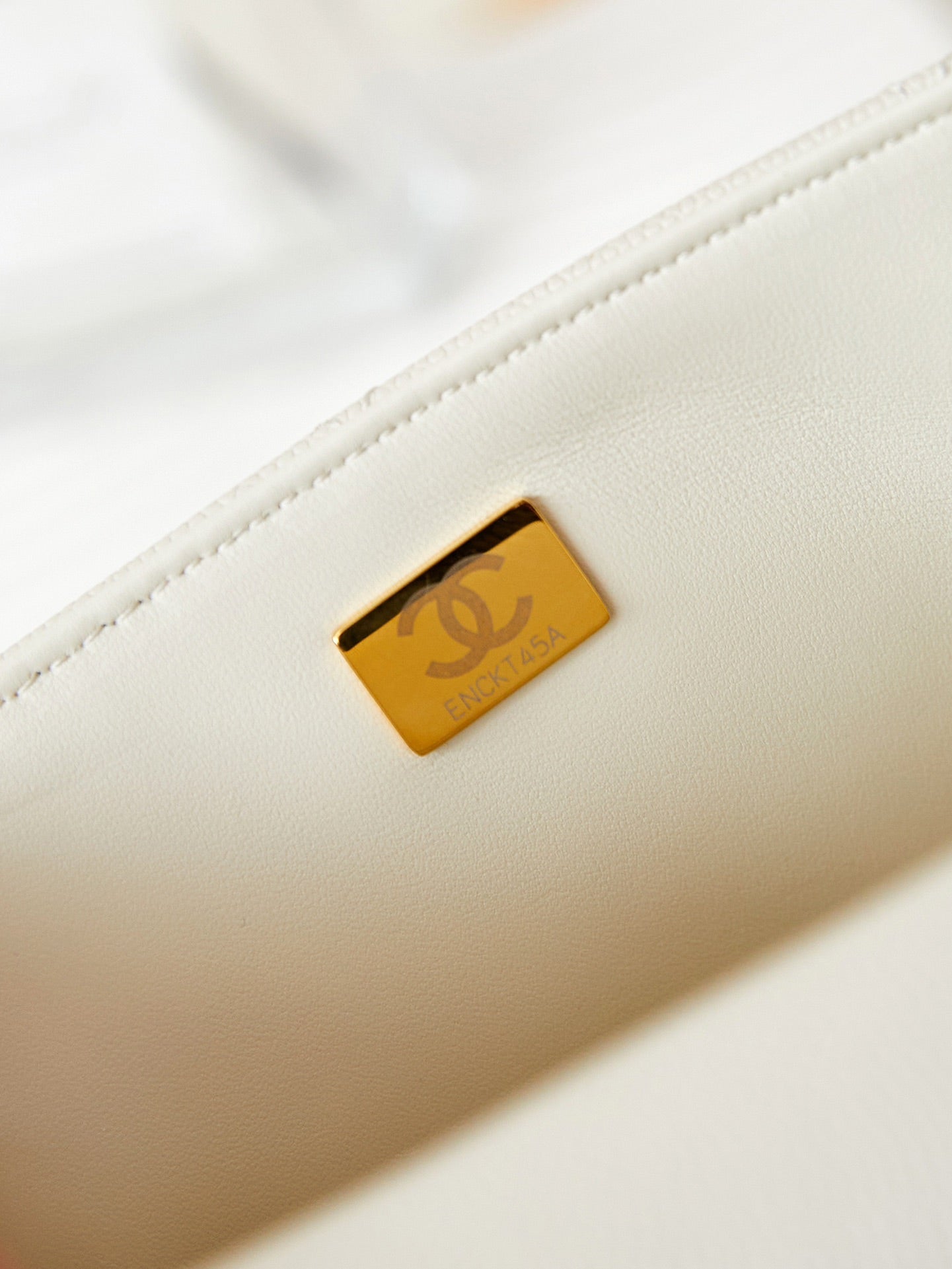 ＣＨＮＥＬFLAP BAG WITH A TOP HANDLE WHITE