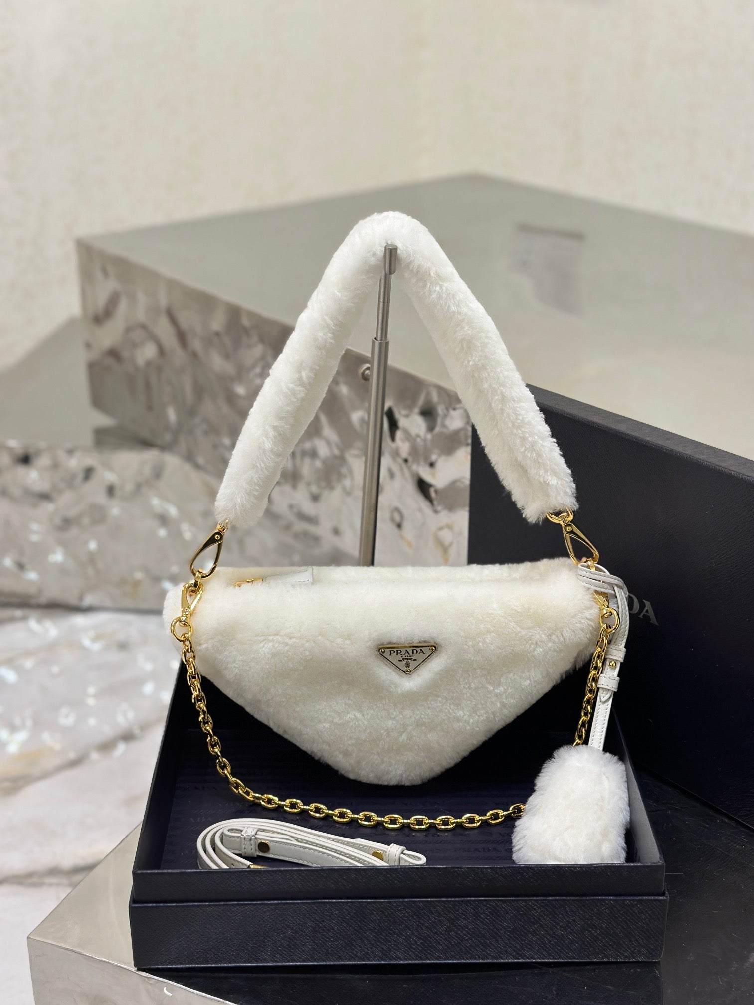 ＰＲＤＡ 2018 MINI SHEARLING TRIANGLE SATCHEL WHITE