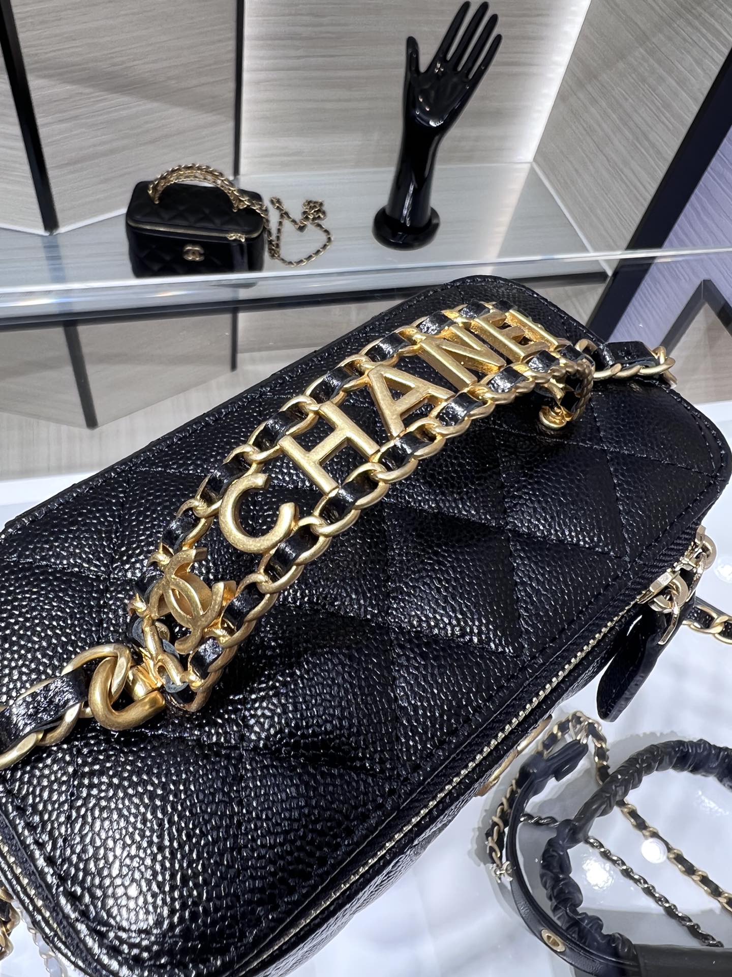 ＣＨＮＥＬCHAIN VANITY CASE BLACK