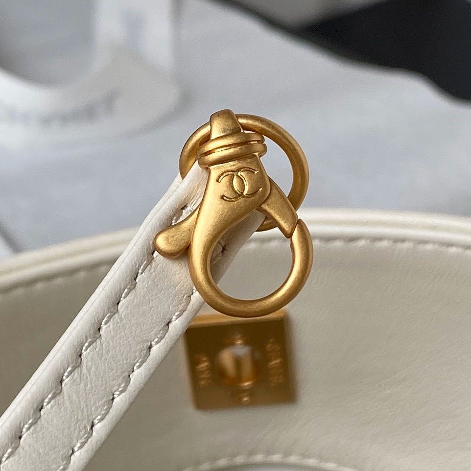 ＣＨＮＥＬ24P HOBO BAG WHITE