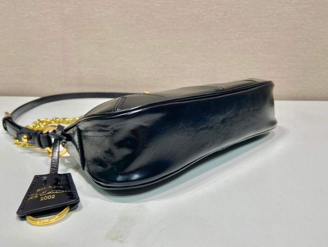 ＰＲＤＡ RE-EDITION 2002 MEDIUM LEATHER SHOULDER BAG