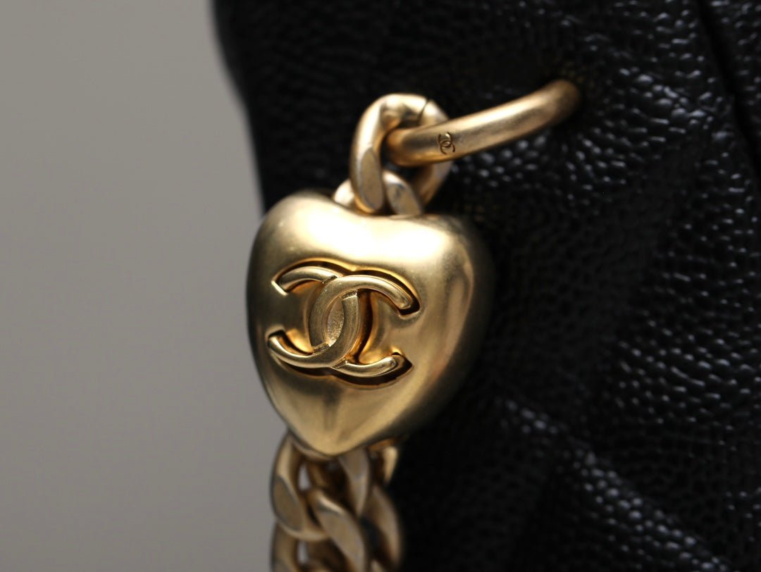 ＣＨＮＥＬGOLD HEART BALL CHAIN SMALL HOBO BAG BLACK