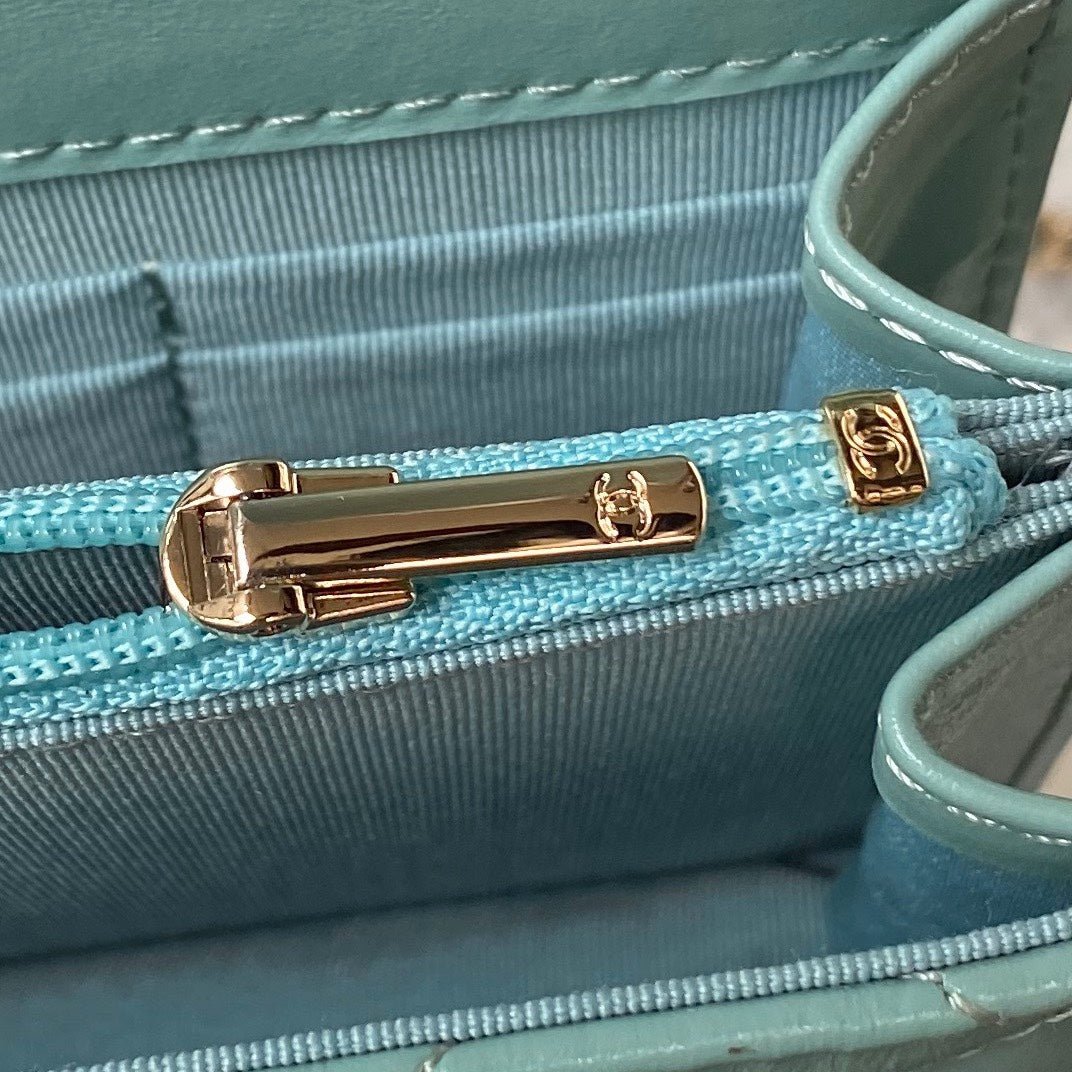 ＣＨＮＥＬCHAIN CLUTCH BAG LIGHT BLUE