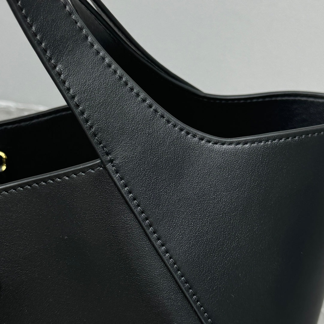 ＰＲＤＡ MEDIUM LEATHER TOTE BAG