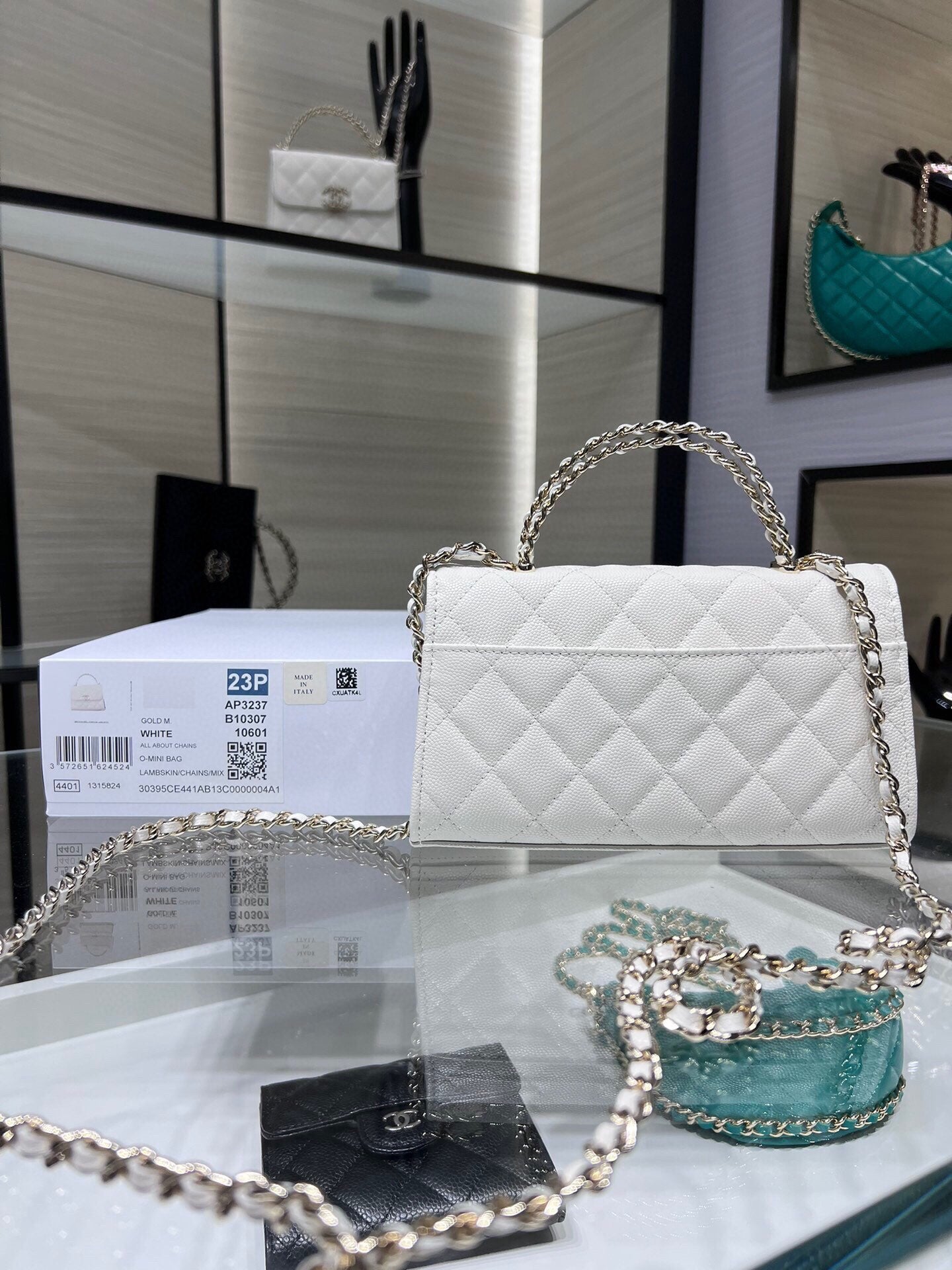 ＣＨＮＥＬPHONE HOLDER WITH CHAIN WHITE