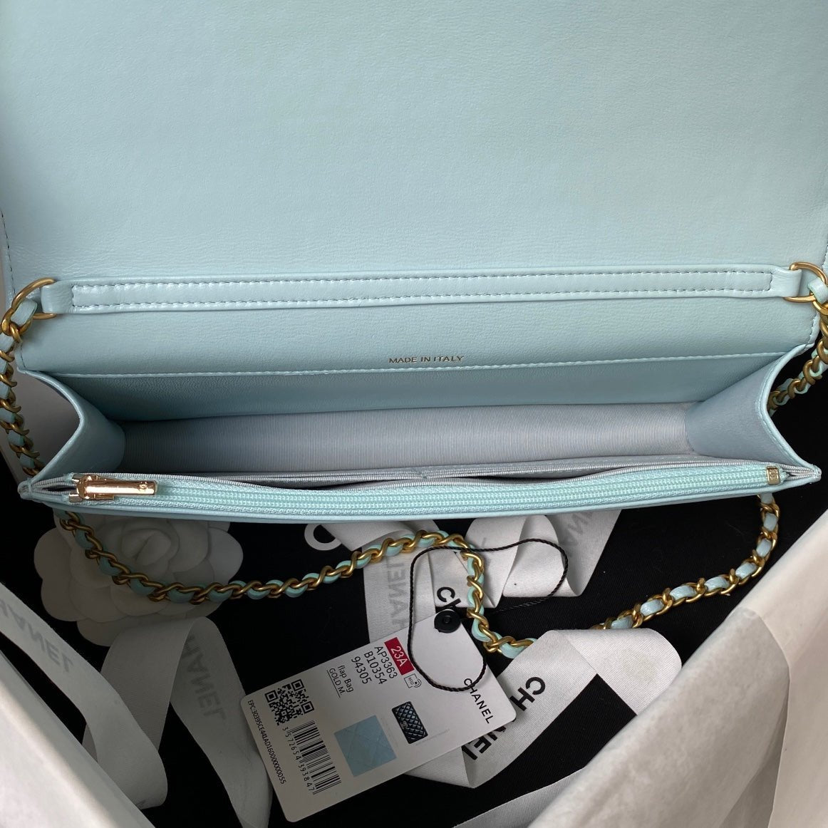 ＣＨＮＥＬCLASSIC WALLET ON CHAIN BABY BLUE