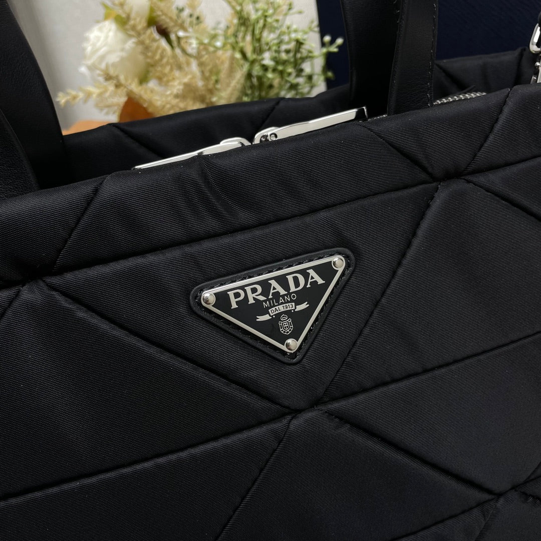 ＰＲＤＡ PADDED RE-NYLON TOTE BAG
