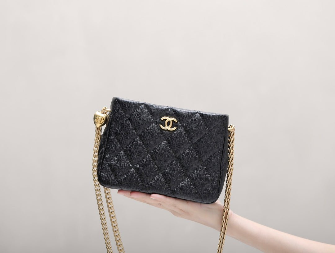 ＣＨＮＥＬGOLD HEART BALL CHAIN SMALL HOBO BAG BLACK