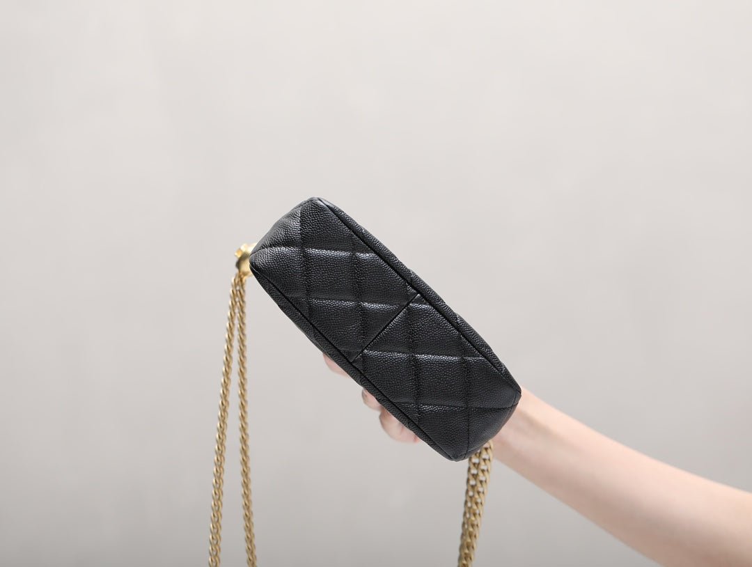 ＣＨＮＥＬGOLD HEART BALL CHAIN SMALL HOBO BAG BLACK