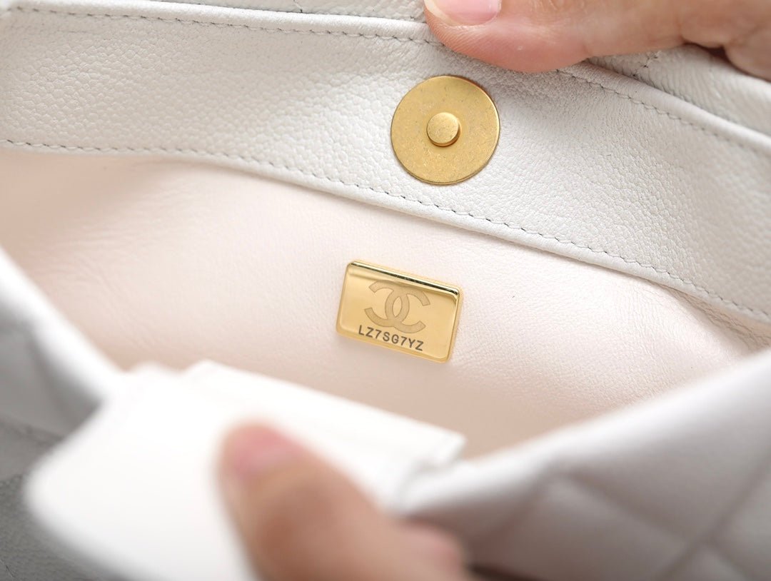 ＣＨＮＥＬGOLD HEART BALL CHAIN SMALL HOBO BAG WHITE