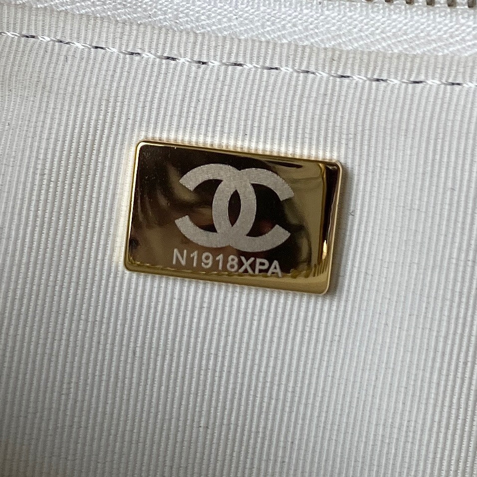 ＣＨＮＥＬ23B HOBO SHOULDER BAG WHITE