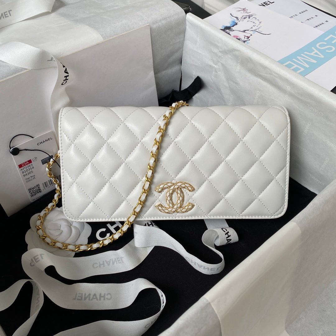 ＣＨＮＥＬCLASSIC WALLET ON CHAIN WHITE