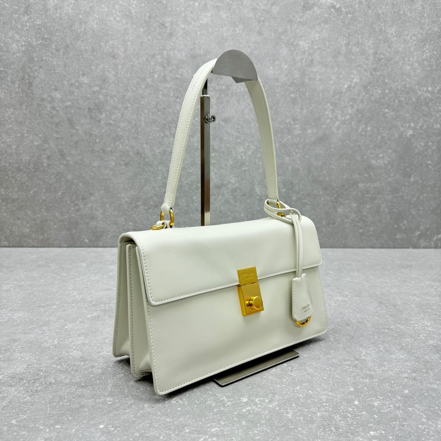 ＰＲＤＡ SOFT SOUND MEDIUM LEATHER SHOULDER BAG WHITE