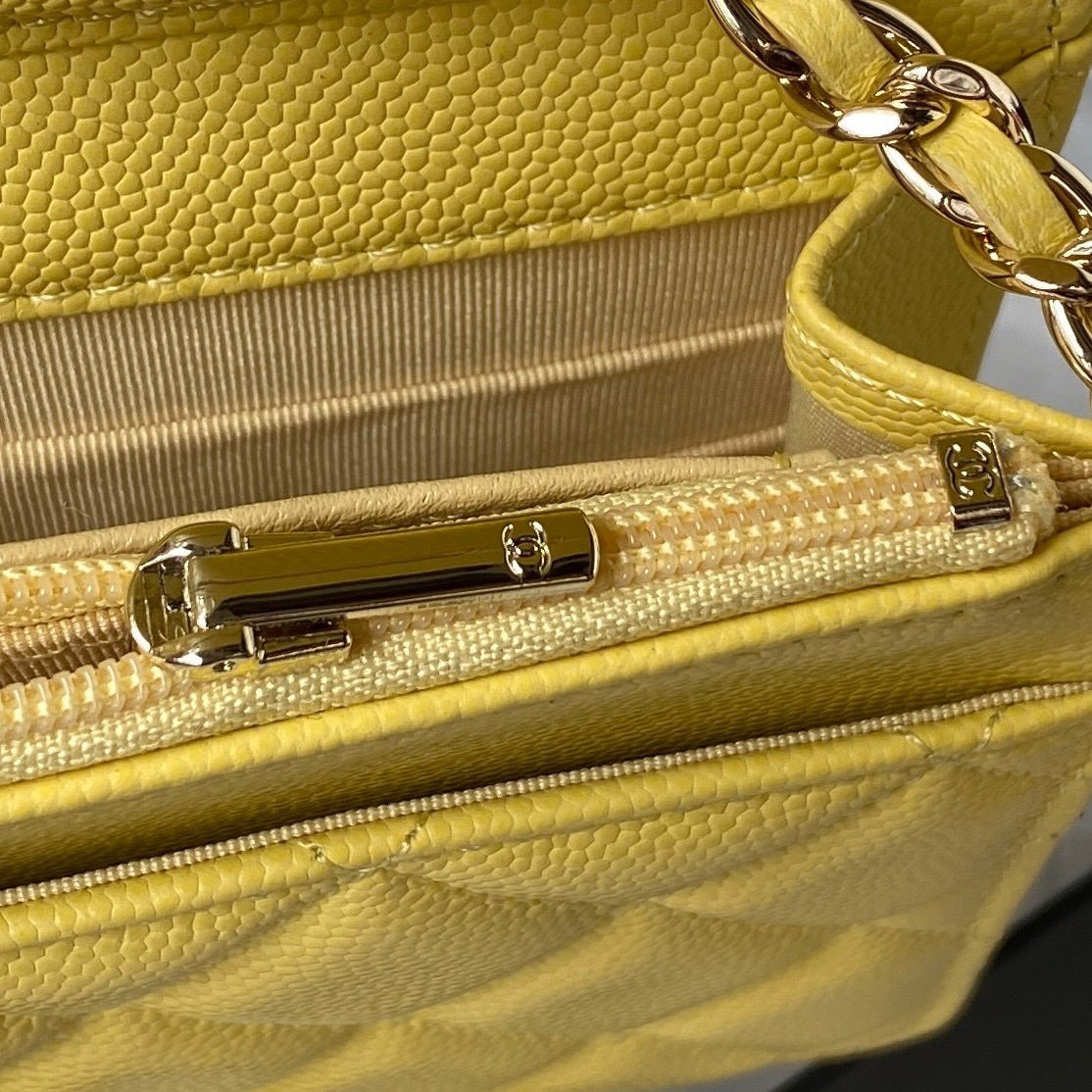 ＣＨＮＥＬCAVIAR QUILTED WALLET ON CHAIN YELLOW