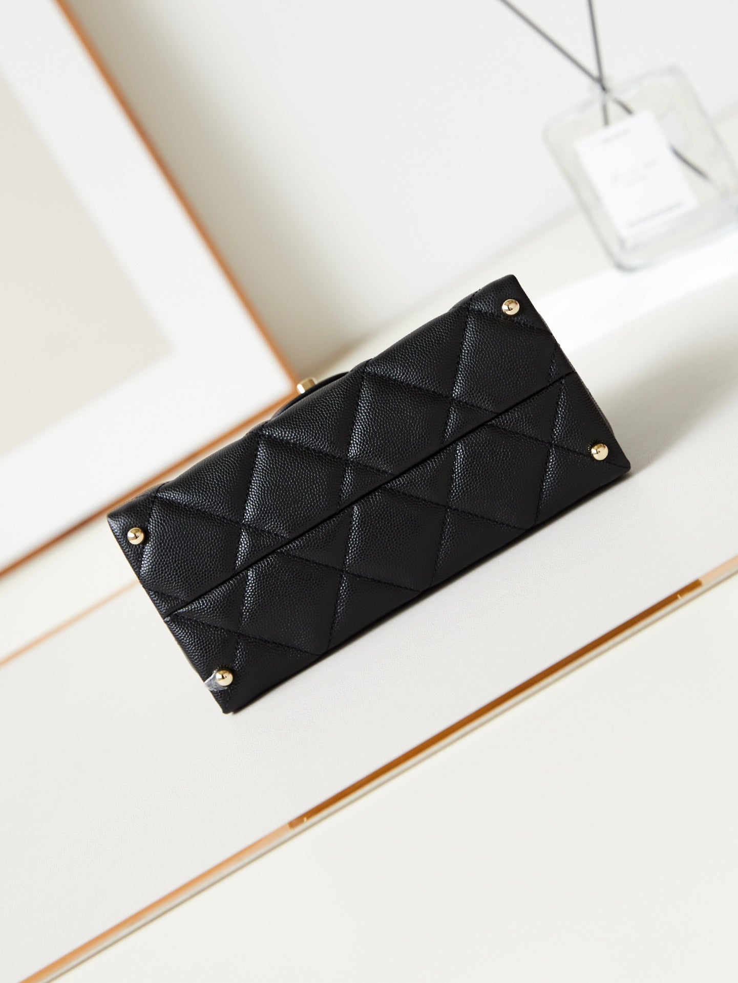 ＣＨＮＥＬFLAP BAG WITH A TOP HANDLE