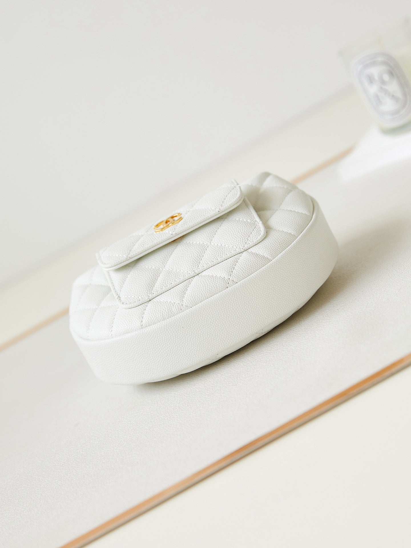 ＣＨＮＥＬCAVIAR LEATHER MINI ROUND HOBO WHITE