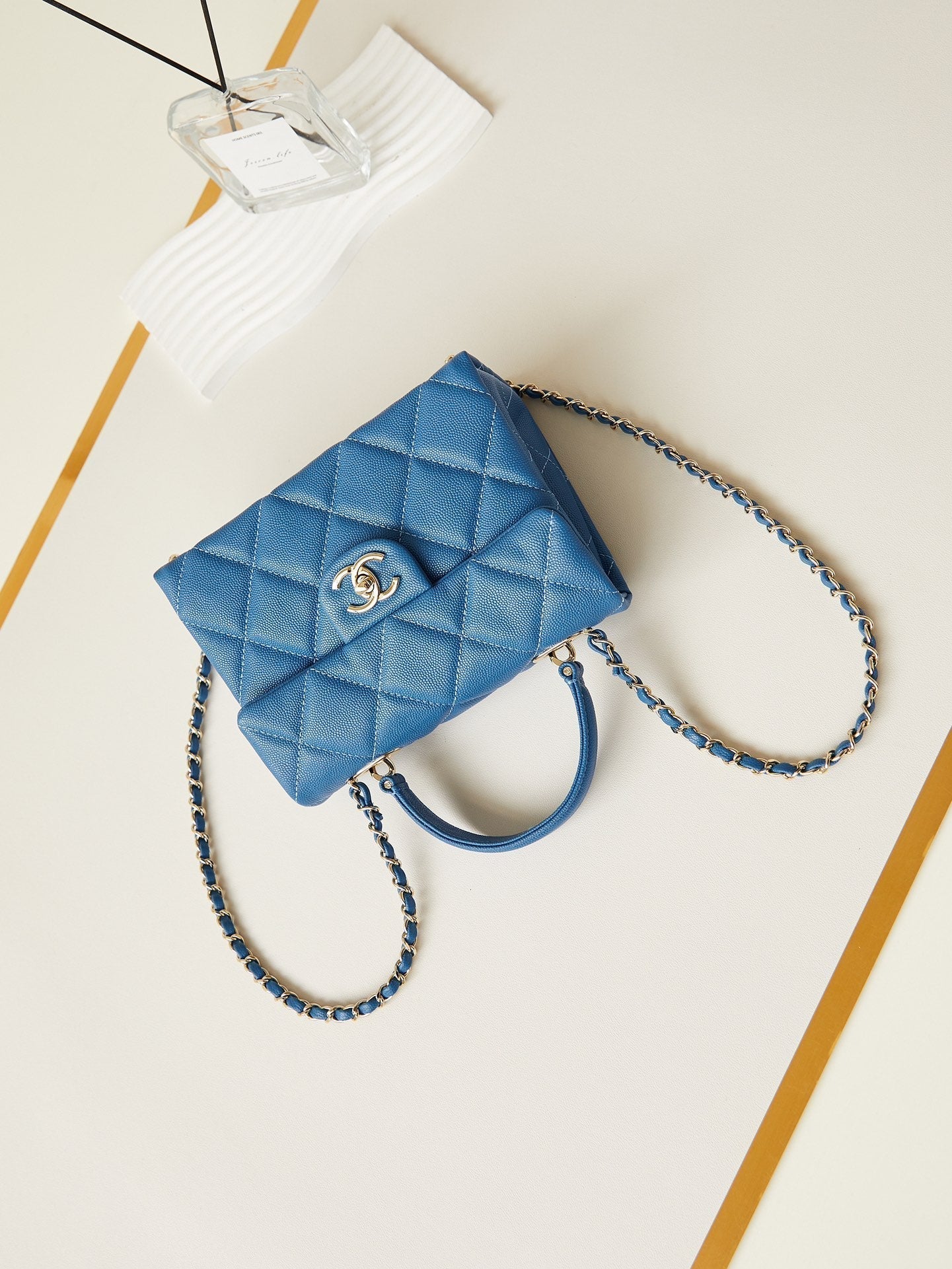 ＣＨＮＥＬFLAP BAG WITH A TOP HANDLE BLUE