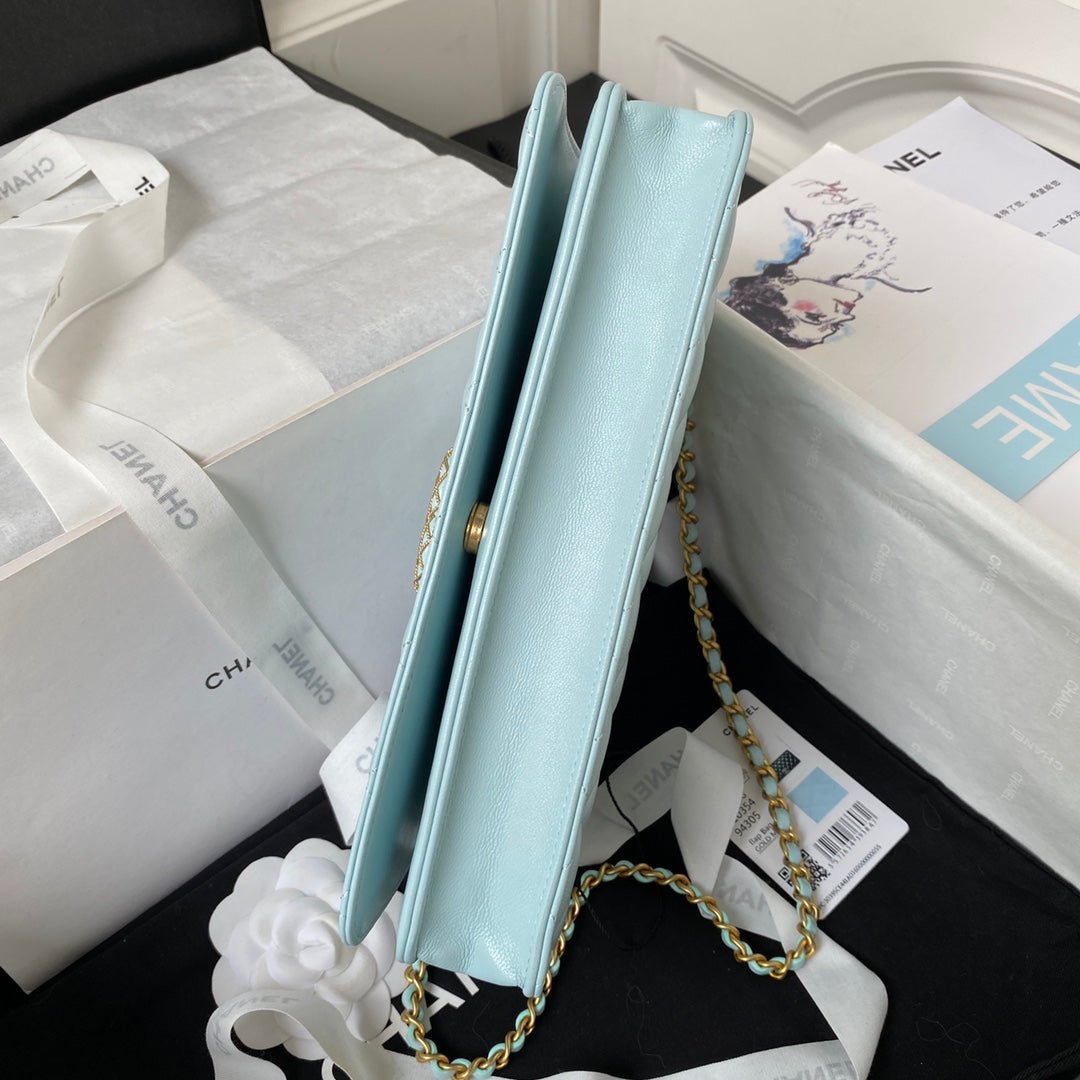 ＣＨＮＥＬCLASSIC WALLET ON CHAIN BABY BLUE