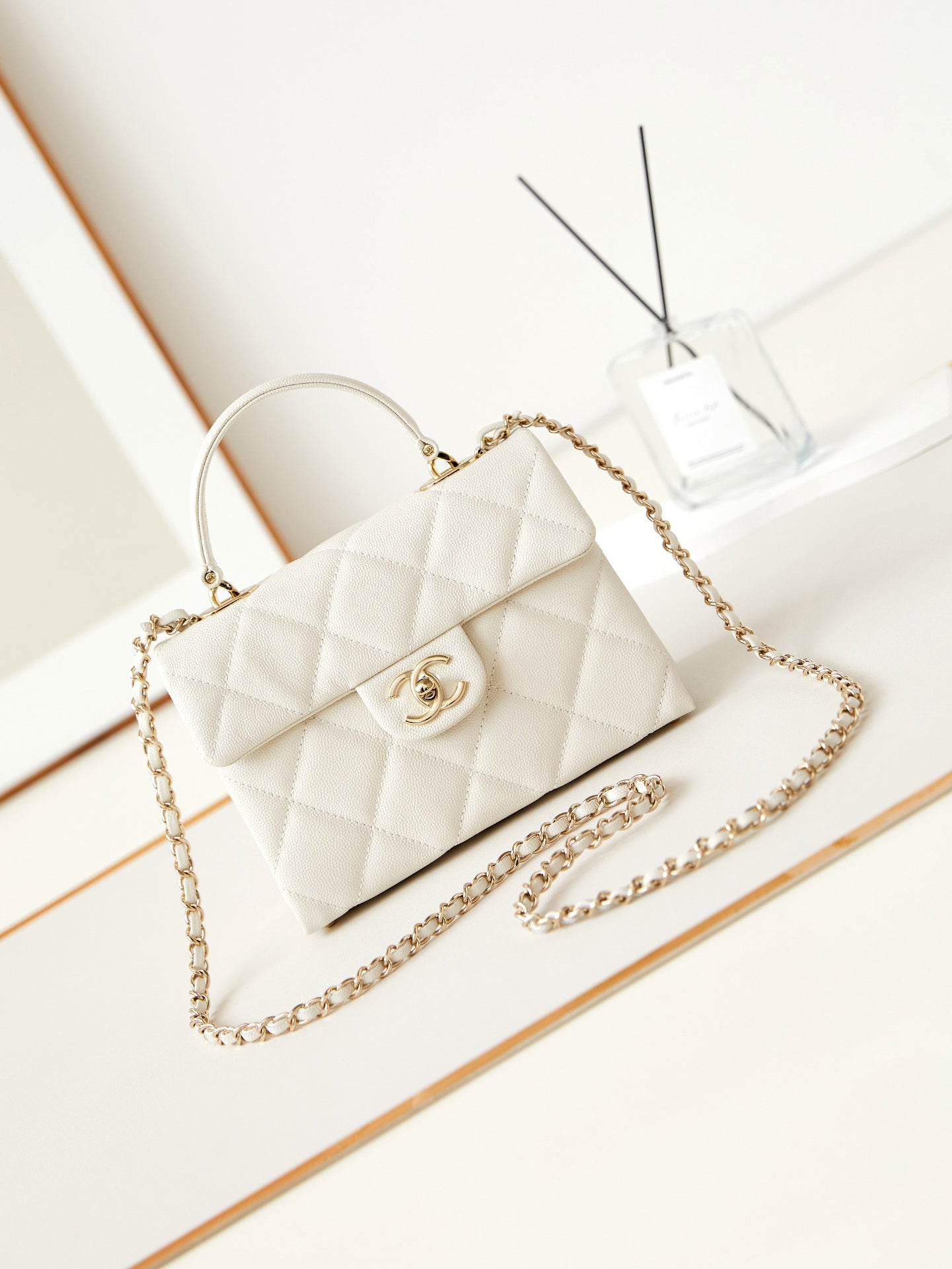 ＣＨＮＥＬFLAP BAG WITH A TOP HANDLE WHITE