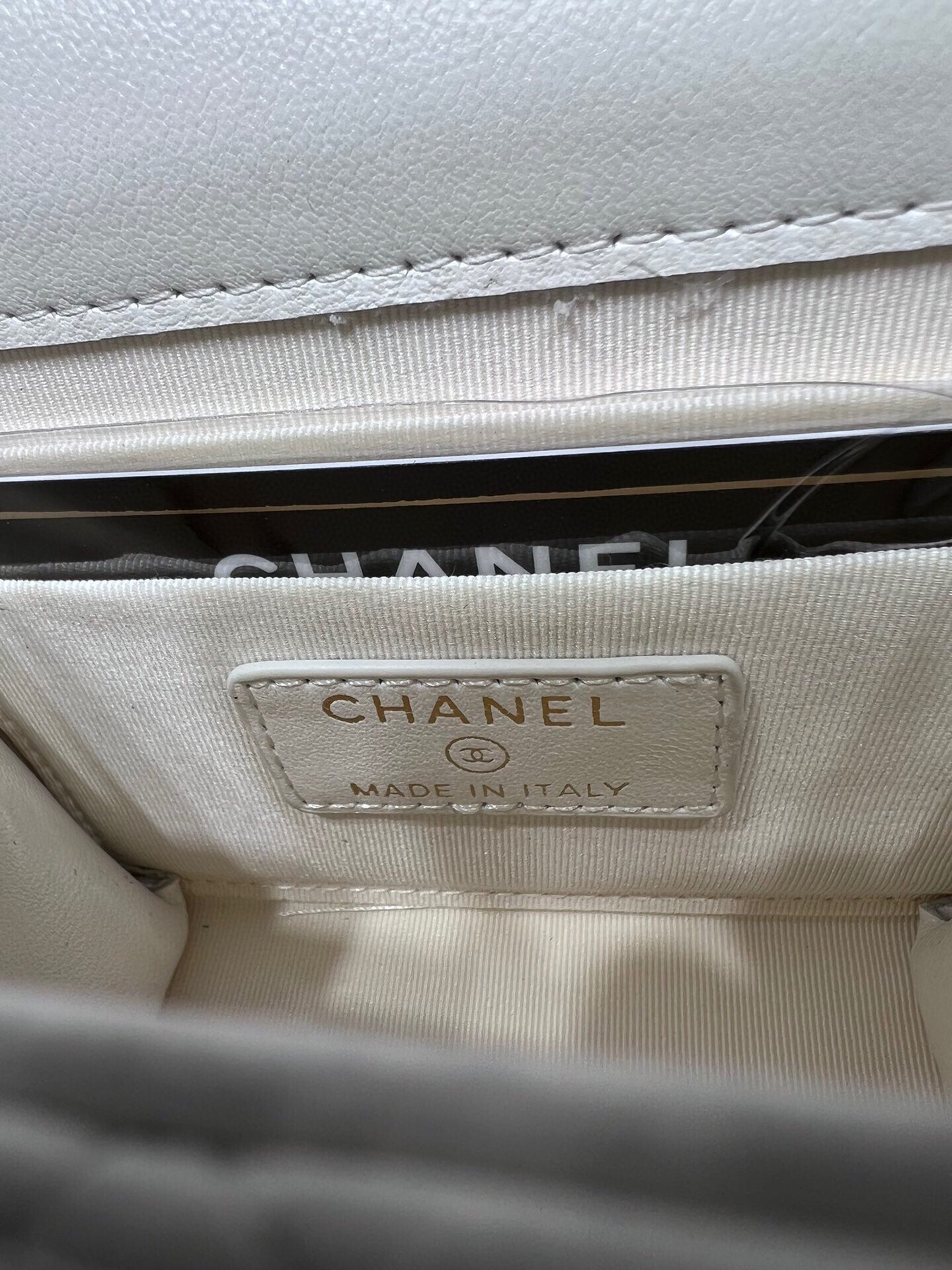 ＣＨＮＥＬMINI MATELASSÉ CLUTCH WITH CHAIN WHITE