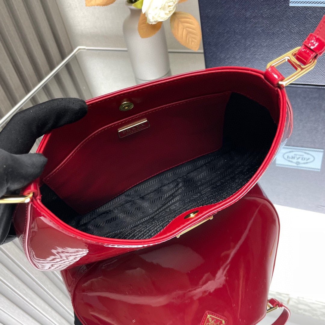 ＰＲＤＡ CLEO PATENT LEATHER BAG RED