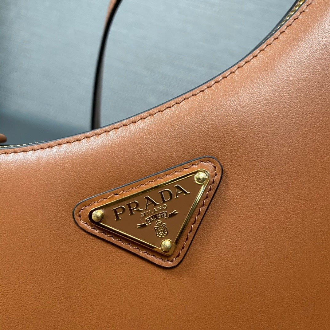 ＰＲＤＡ ARQUÉ SMALL LEATHER SHOULDER BAG COGNAC