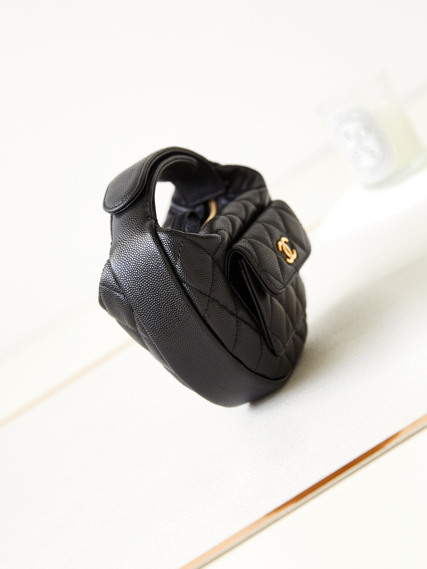 ＣＨＮＥＬCAVIAR LEATHER MINI ROUND HOBO BLACK