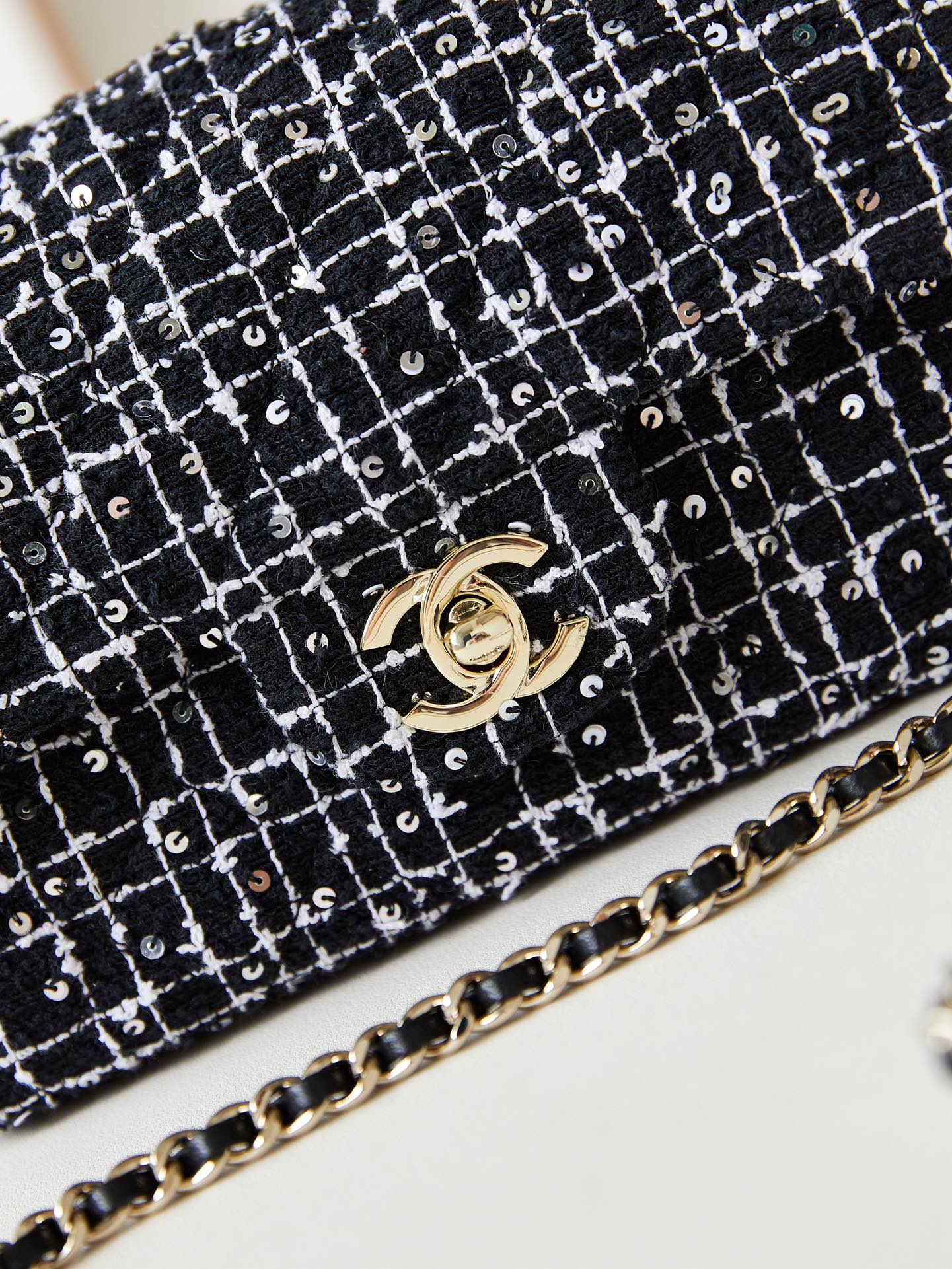 ＣＨＮＥＬFLAP BAG WITH A TOP HANDLE