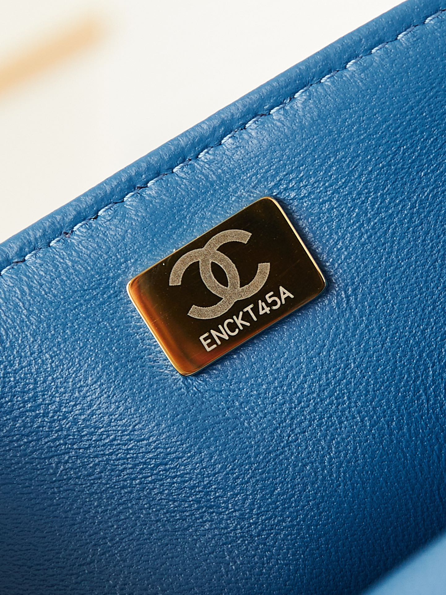 ＣＨＮＥＬFLAP BAG WITH A TOP HANDLE BLUE