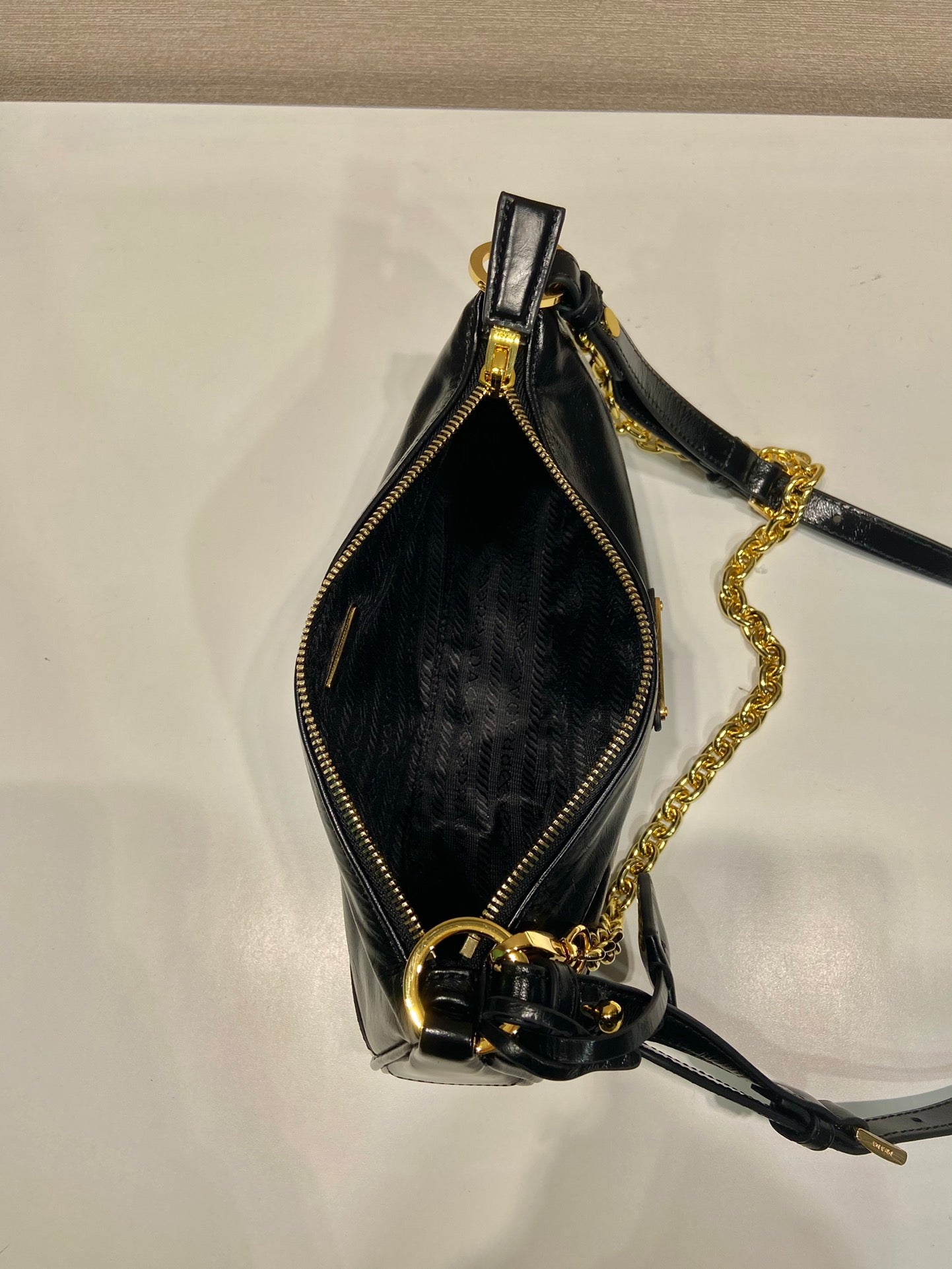 ＰＲＤＡ RE-EDITION 2002 MEDIUM LEATHER SHOULDER BAG