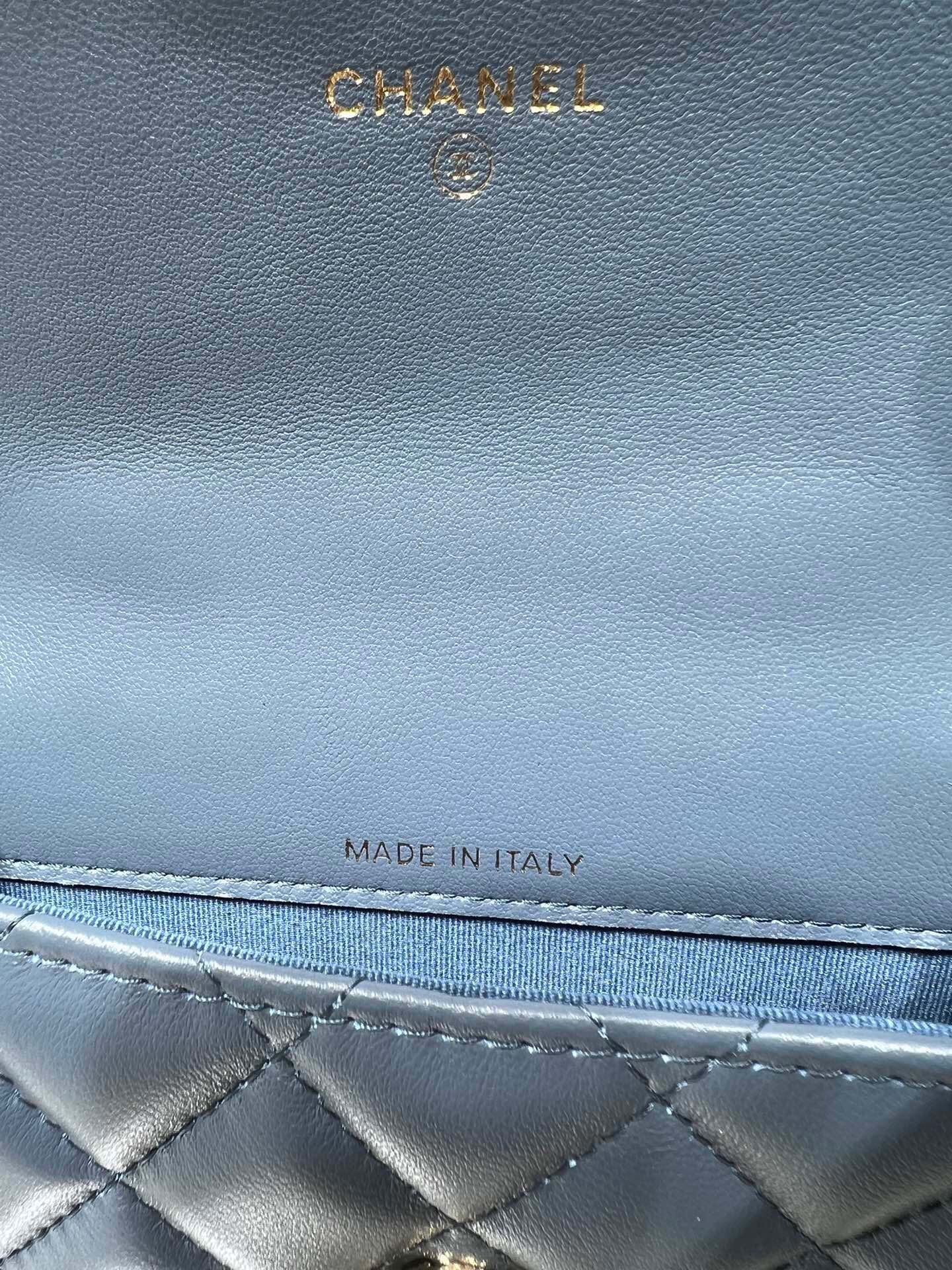 ＣＨＮＥＬFLAP COIN PURSE WITH CHAIN BLUE