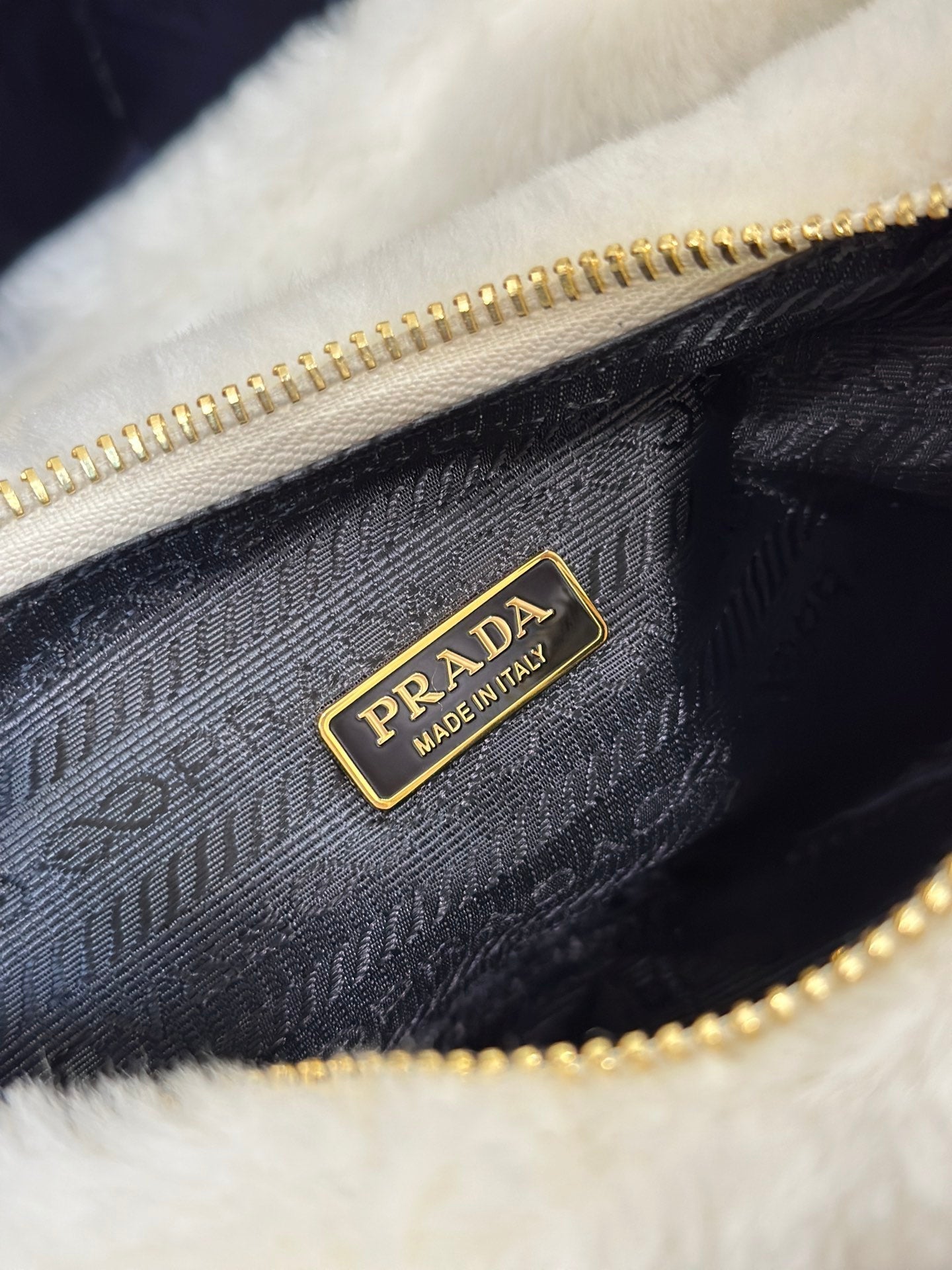 ＰＲＤＡ RE-EDITION SHEARLING MINI-BAG WHITE