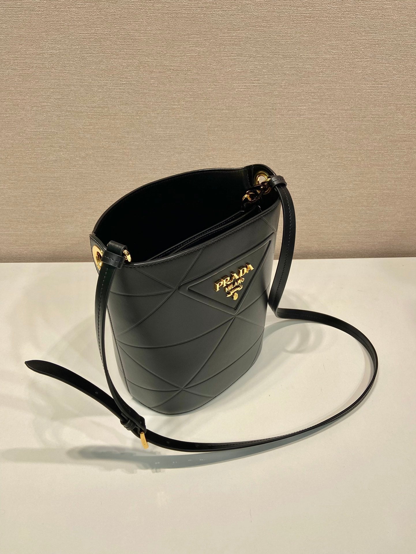 ＰＲＤＡ LEATHER BUCKET BAG