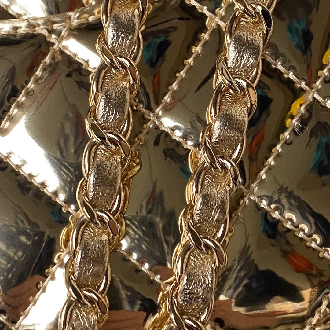 ＣＨＮＥＬCLASSIC FLAP BAG IN GOLD METALLIC QUILTED LEATHER