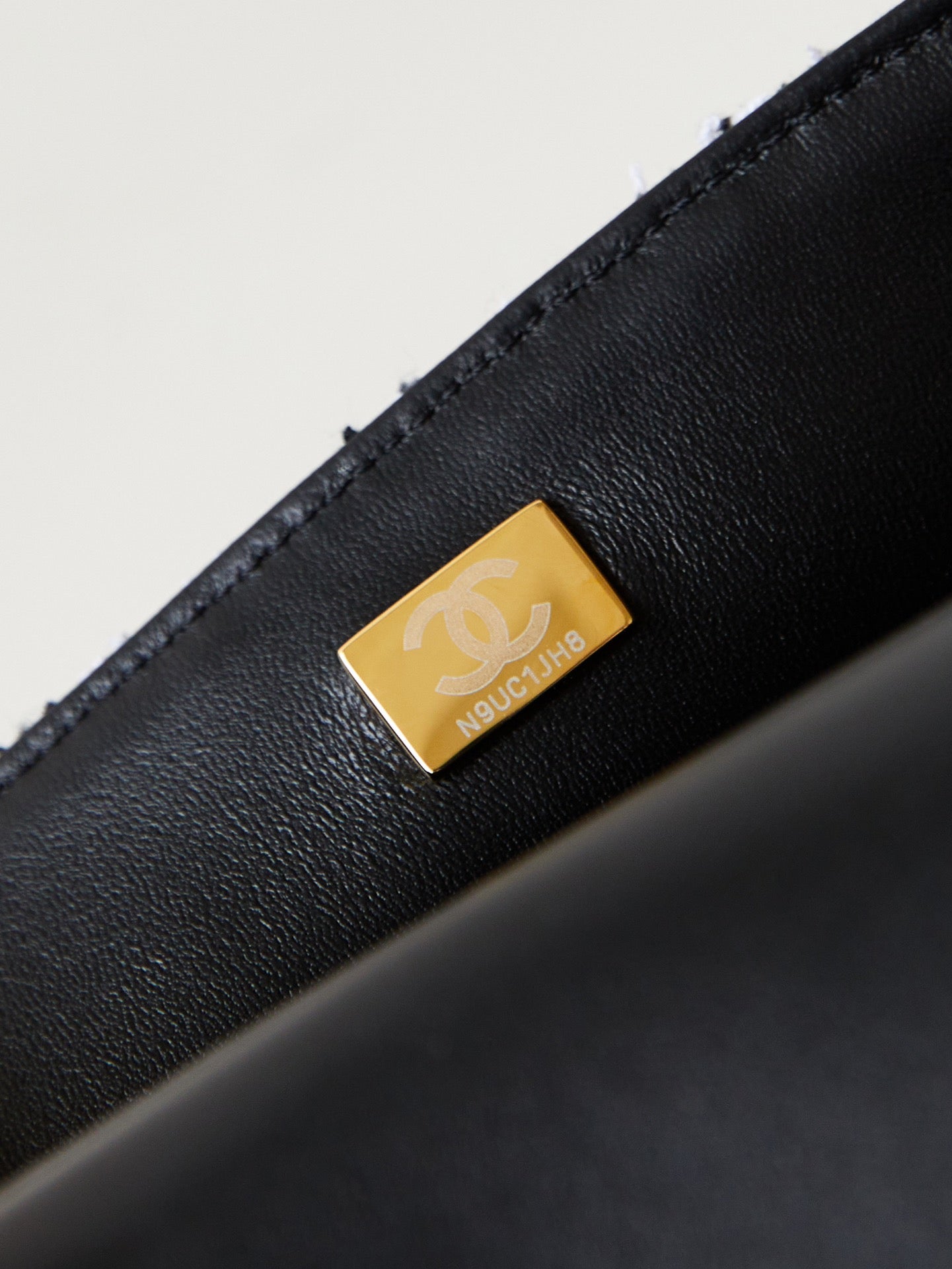 ＣＨＮＥＬFLAP BAG WITH A TOP HANDLE